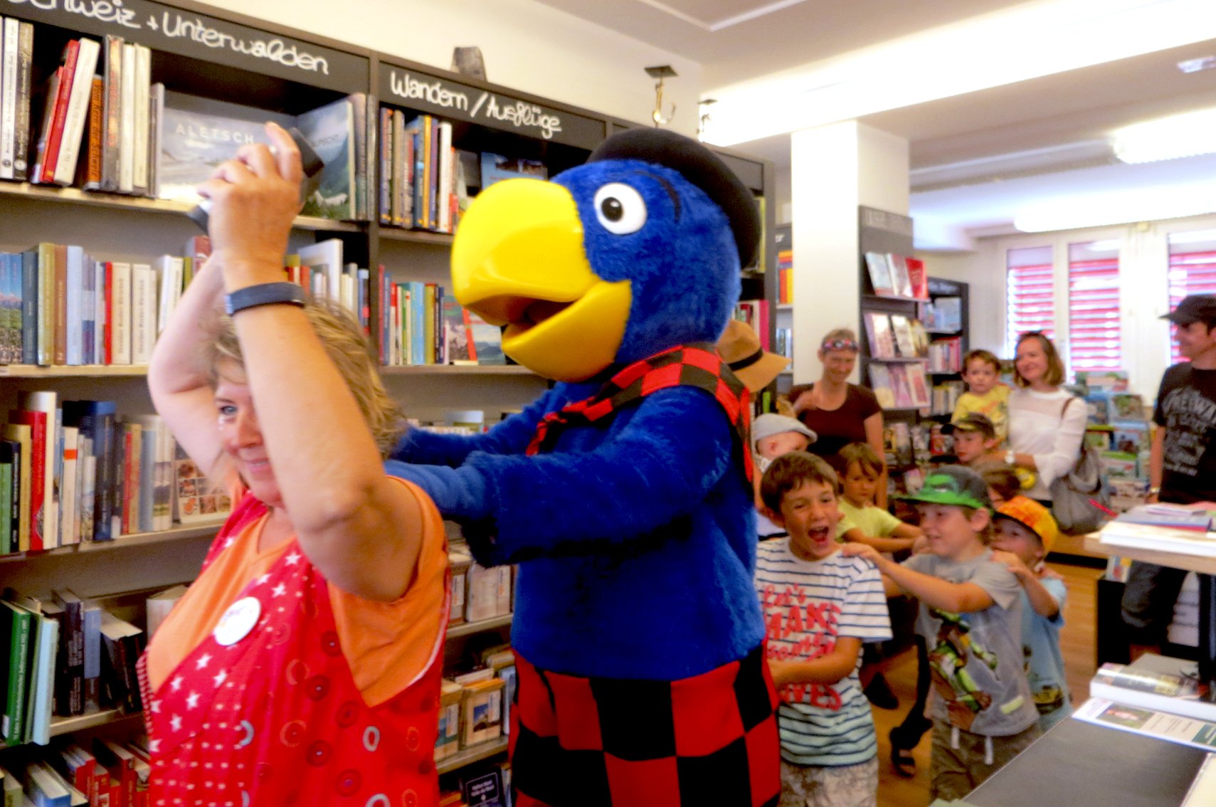 Globi und Kinder Tanzen in der Buchhandlung