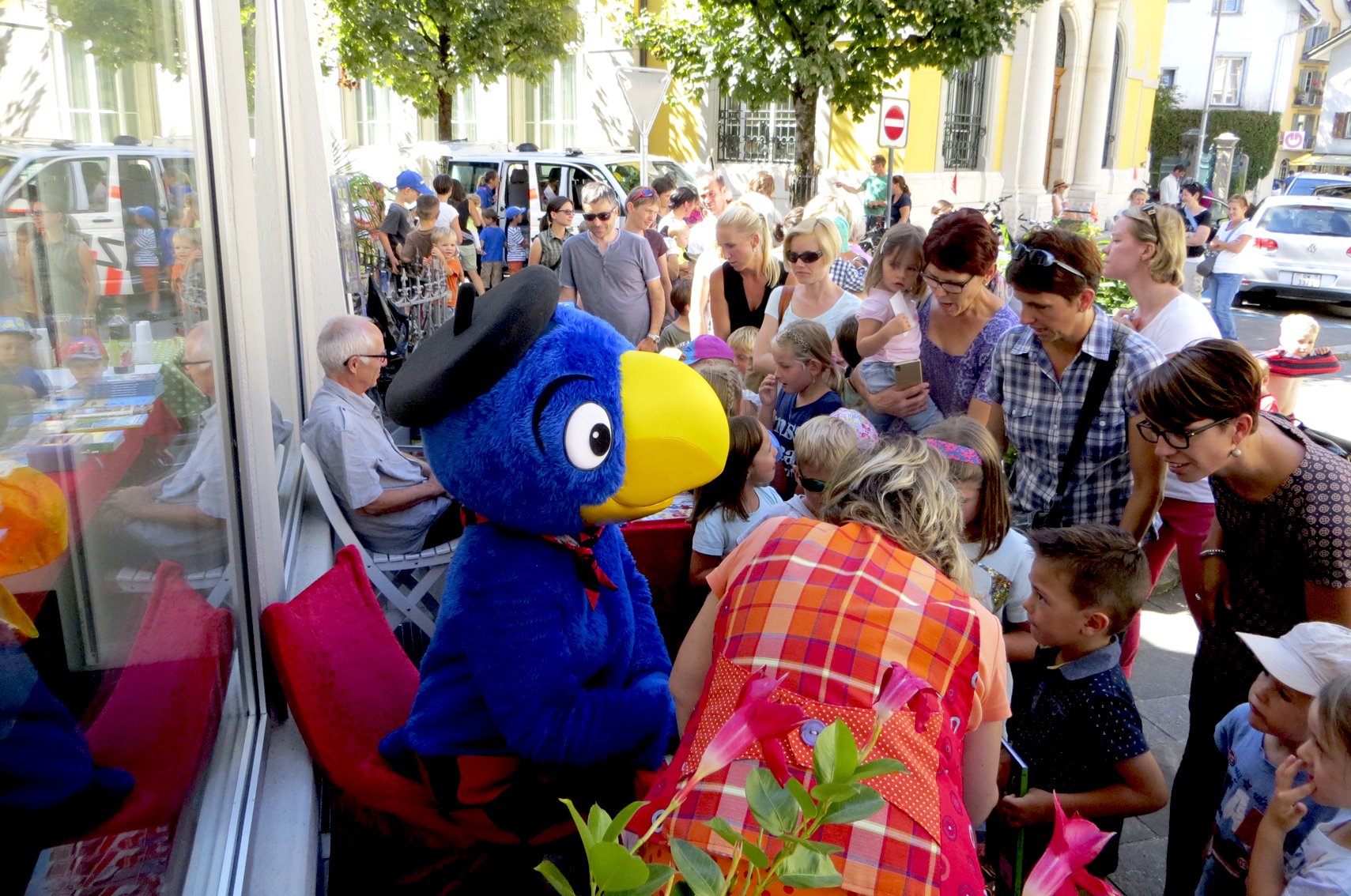 Globi besucht die Buchhandlung Dillier