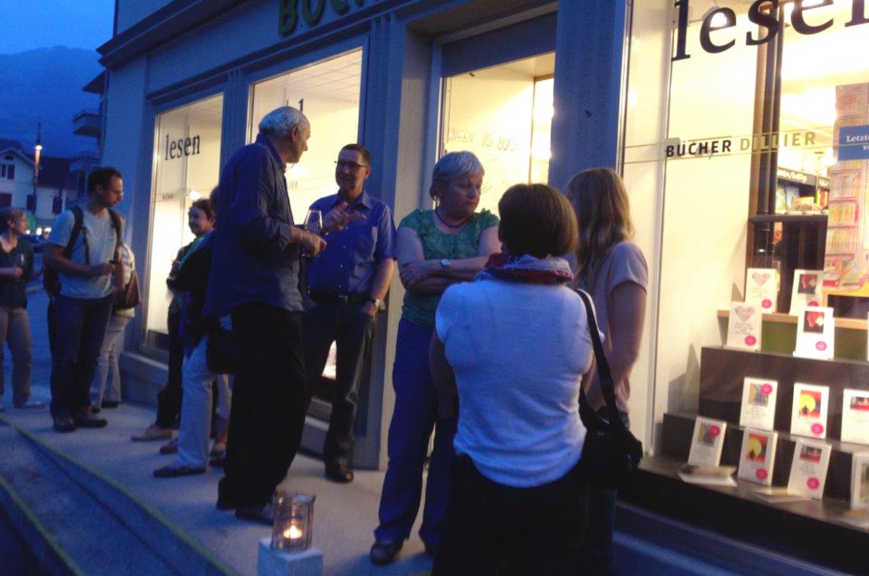 Schöne Abendstimmung vor der Buchhandlung nach einer Lesung