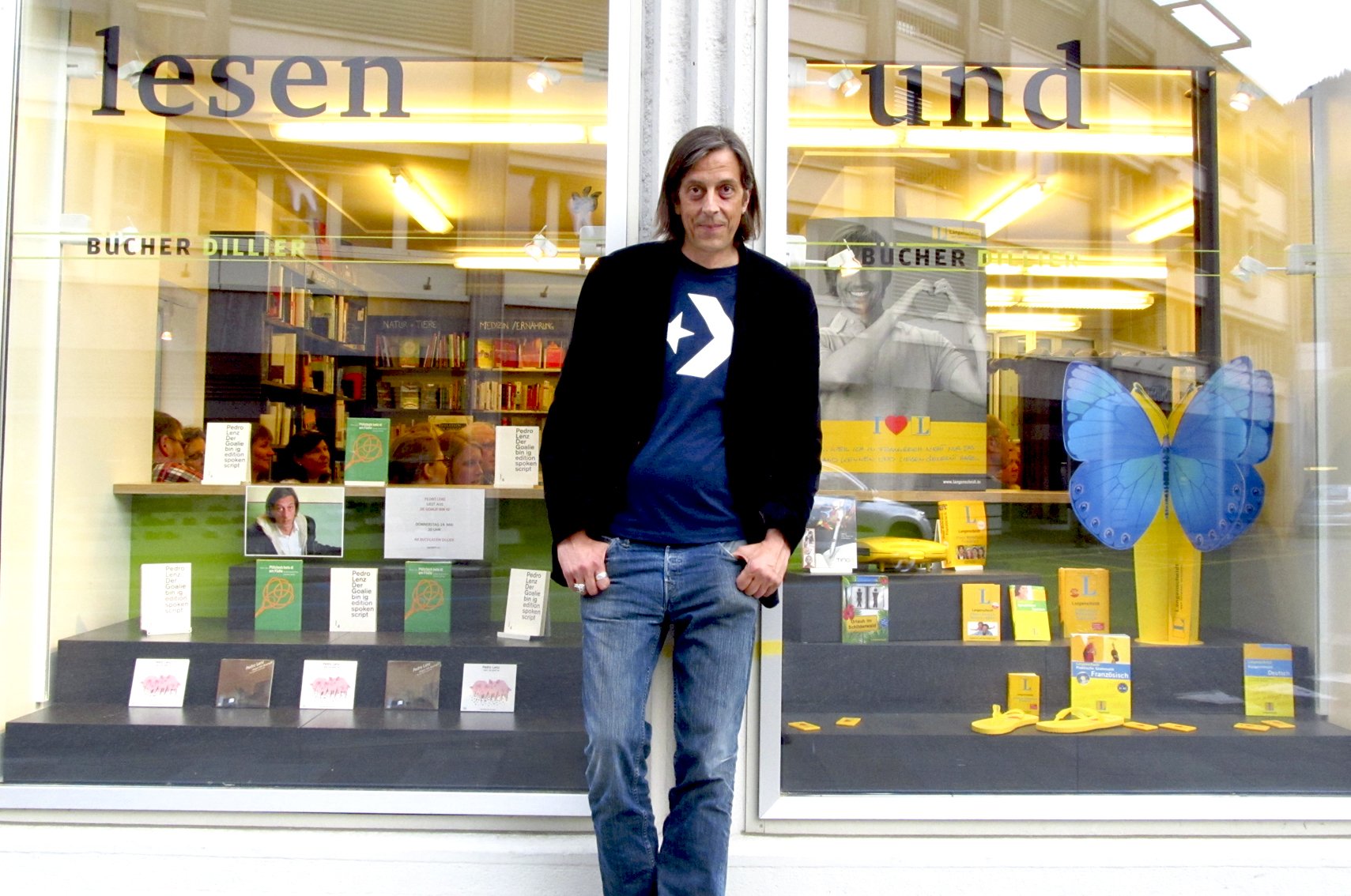 Autor Pedro Lenz vor dem Schaufenster