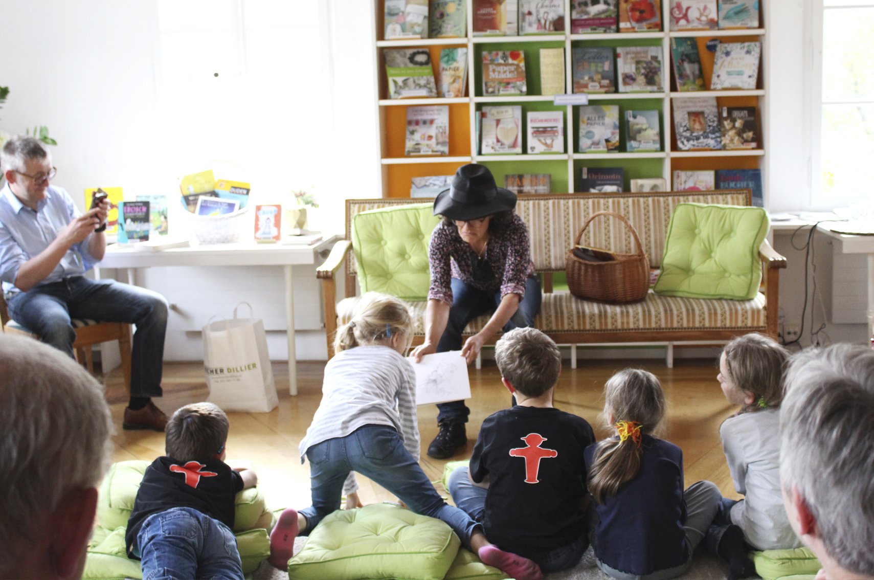 Ruth Koch liest Kindern ein Bilderbuch vor