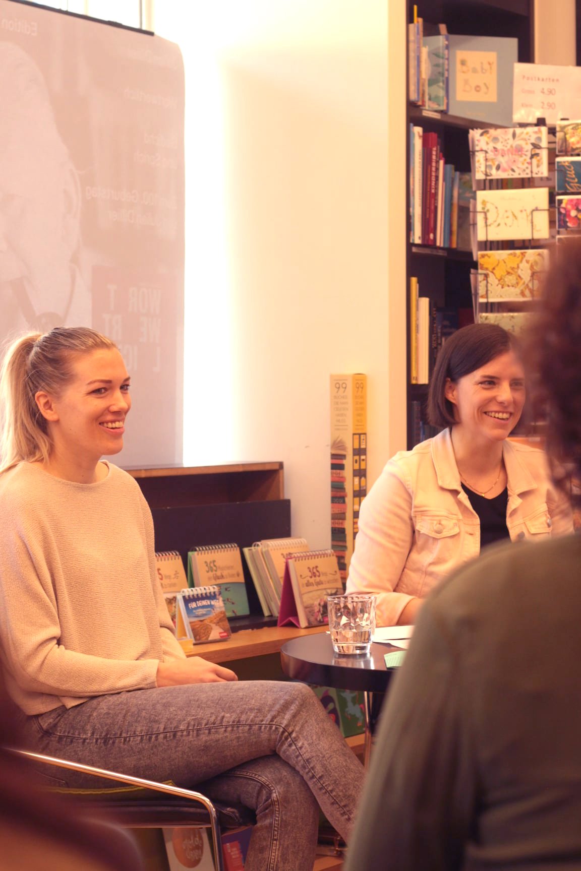 Lesung des Buches "Vorbild und Vorurteil - Lesbische Spitzensportlerinnen erzählen" mit Seraina Degen (Autorin) und Lara Dickenmann (Profi-Fussballerin)