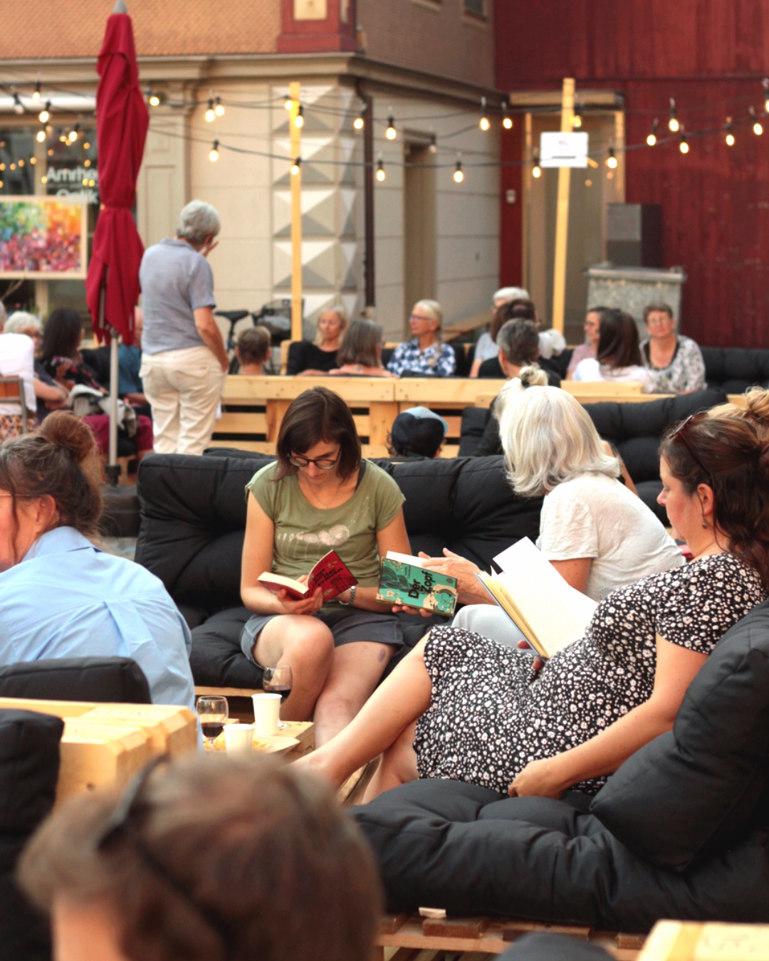 Leselounge auf dem Dorfplatz