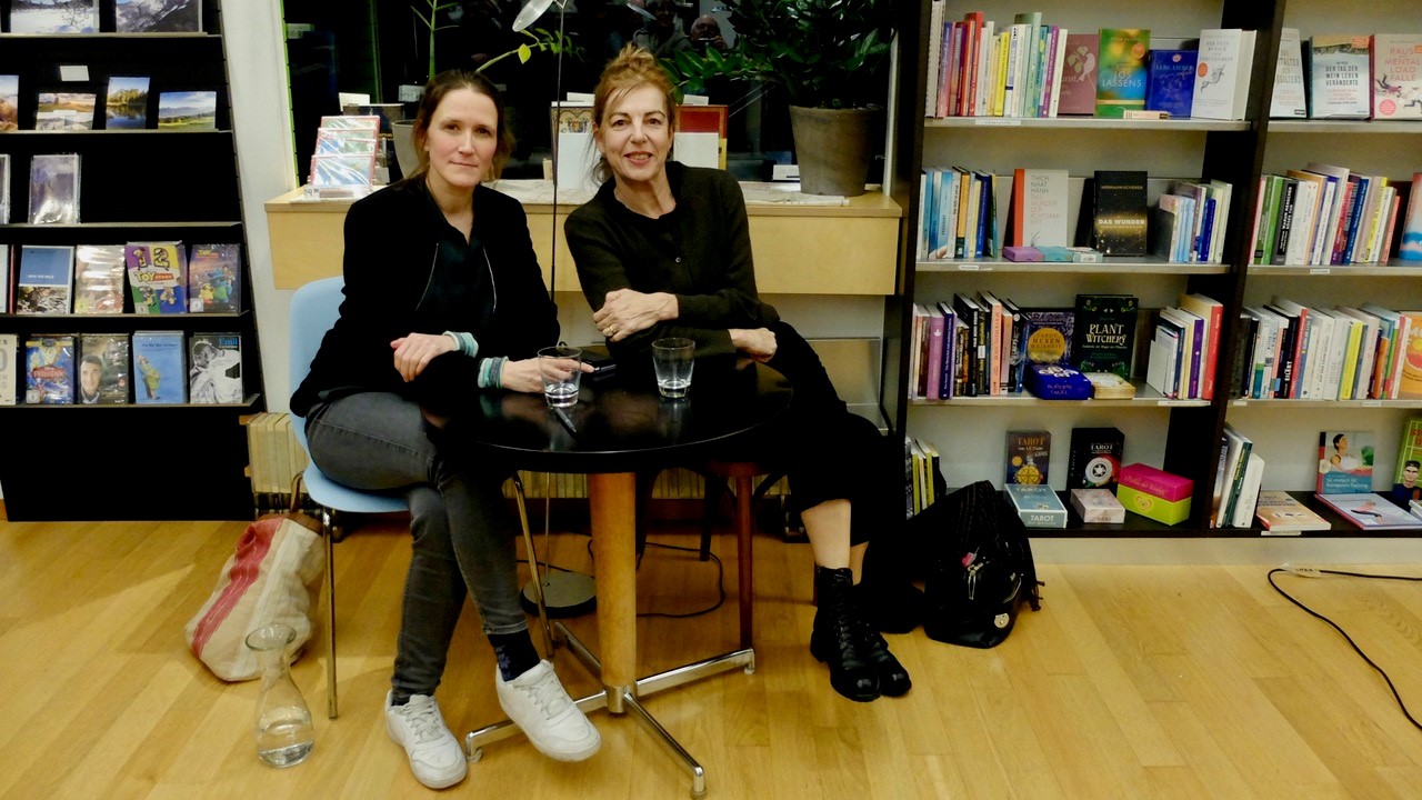 Martina Clavadetscher und Esther Schneider mit 'Vor aller Augen', 2023
