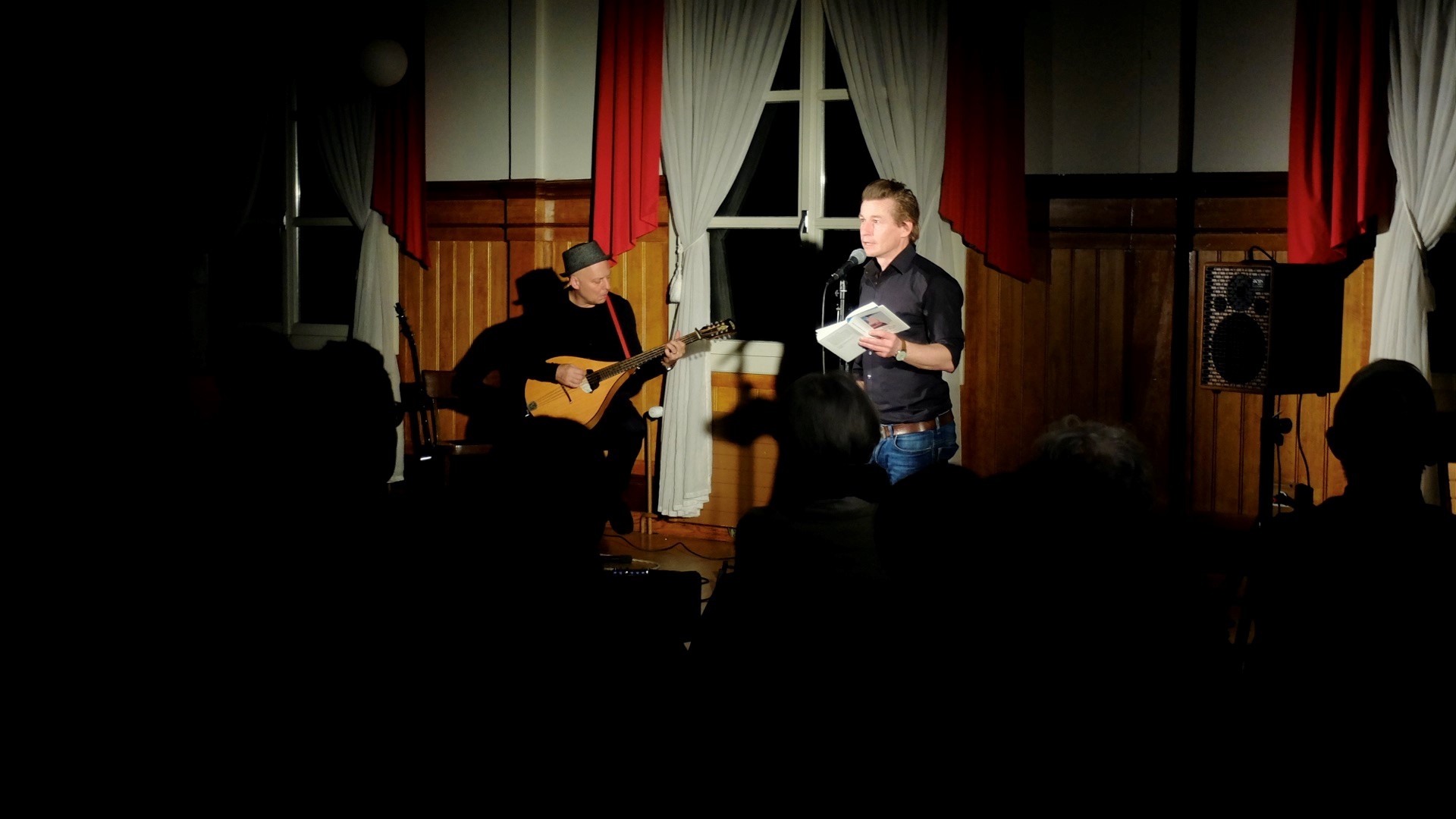 Arno Camenisch mit Musiker Wolfgang Zwiauer